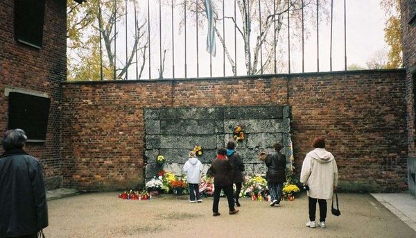 ポーランド・ワルシャワ「2002年 EU加盟前のポーランド　悲しきポーランドの歴史とアウシュビッツ強制収容所」の写真：「死の壁」。多くの被収容者がこの壁の前で...