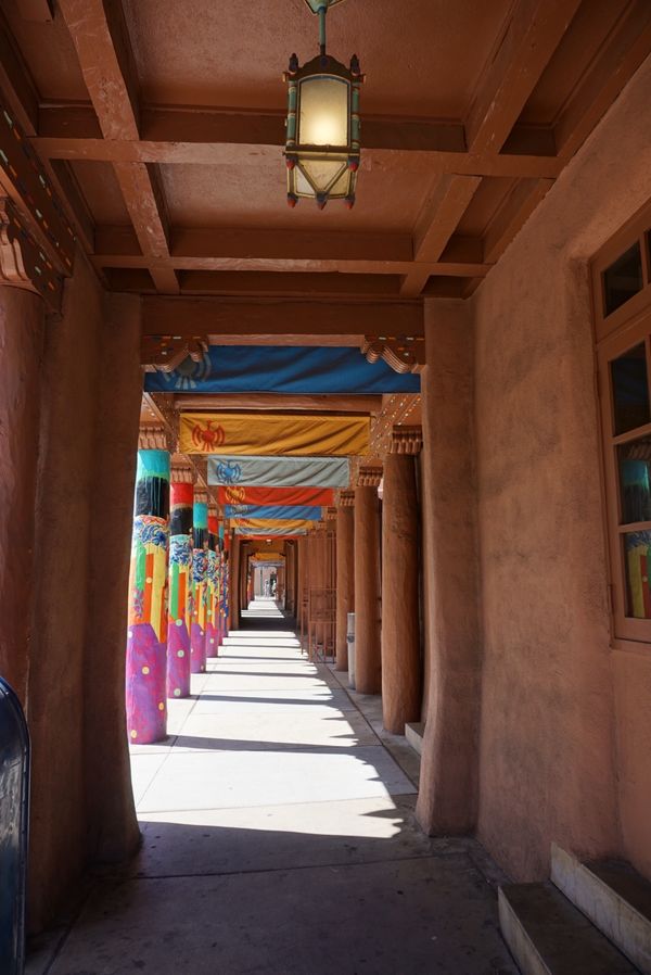 アメリカ(米国)・サンタフェ、テントロックス「ニューメキシコ・サンタフェ」の写真：サンタフェのアドビ建築(土壁の建物)が本...