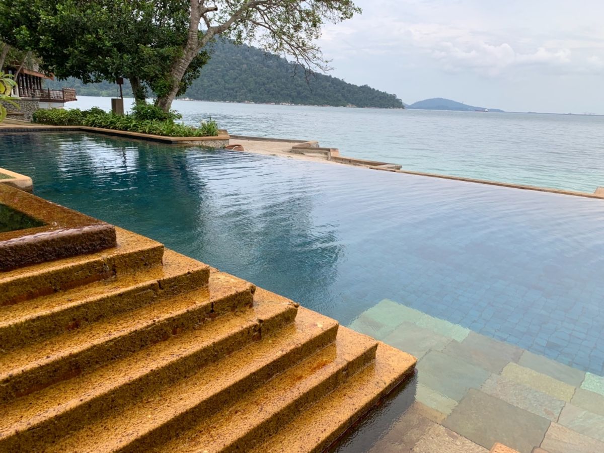 海もキレイでプールもステキでした♡