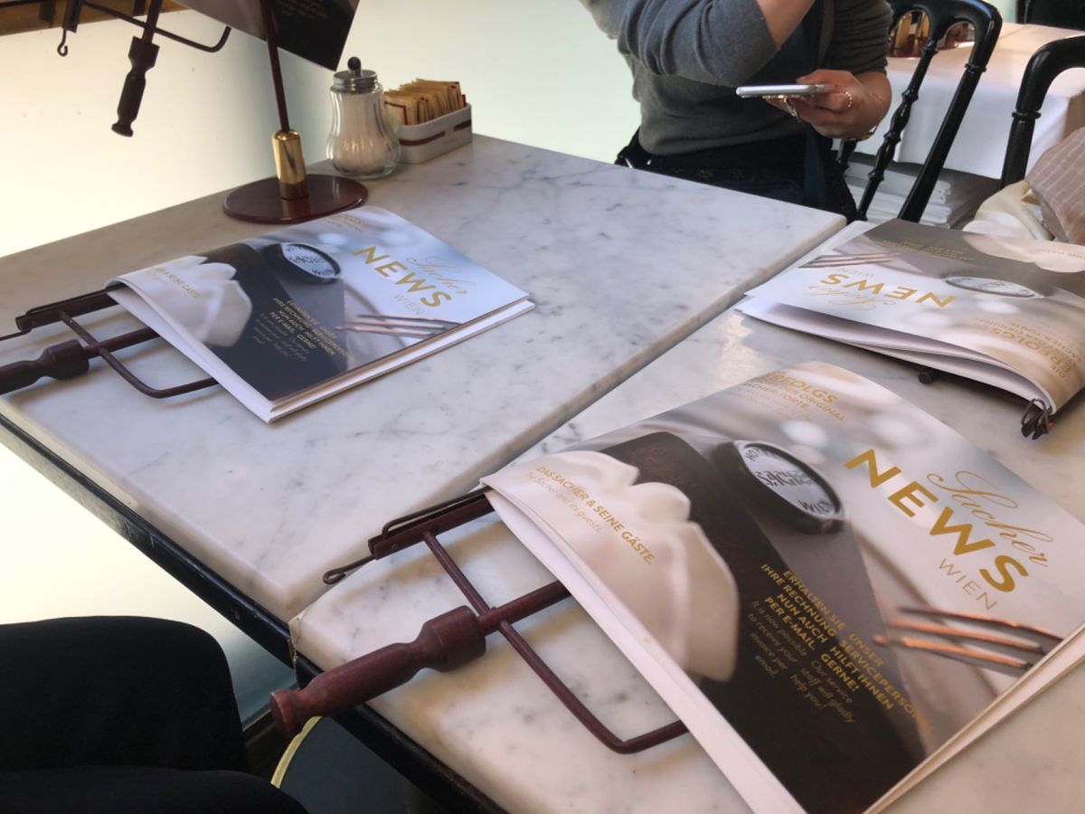 4日目、ウィーン市内観光！
朝からホテル・ザッハーへ。結構並んでいたので朝...