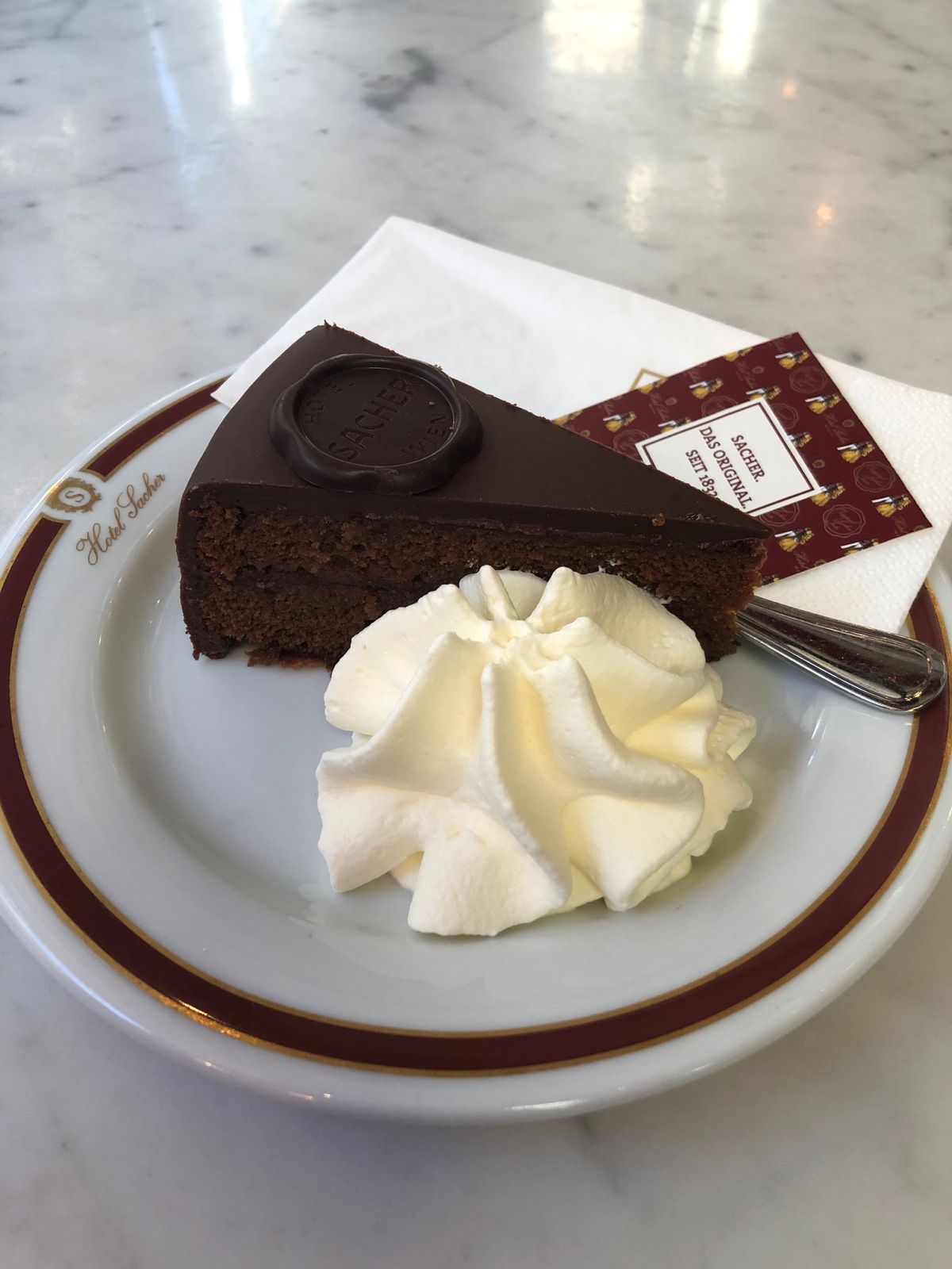 4日目、ウィーン市内観光！
朝からホテル・ザッハーへ。結構並んでいたので朝...