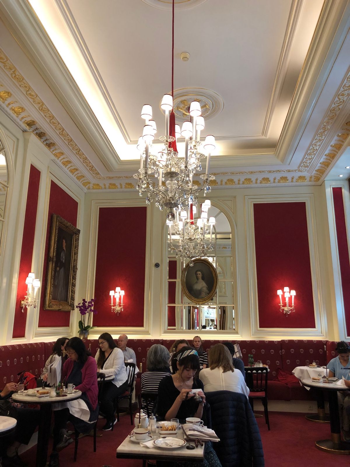 4日目、ウィーン市内観光！
朝からホテル・ザッハーへ。結構並んでいたので朝...