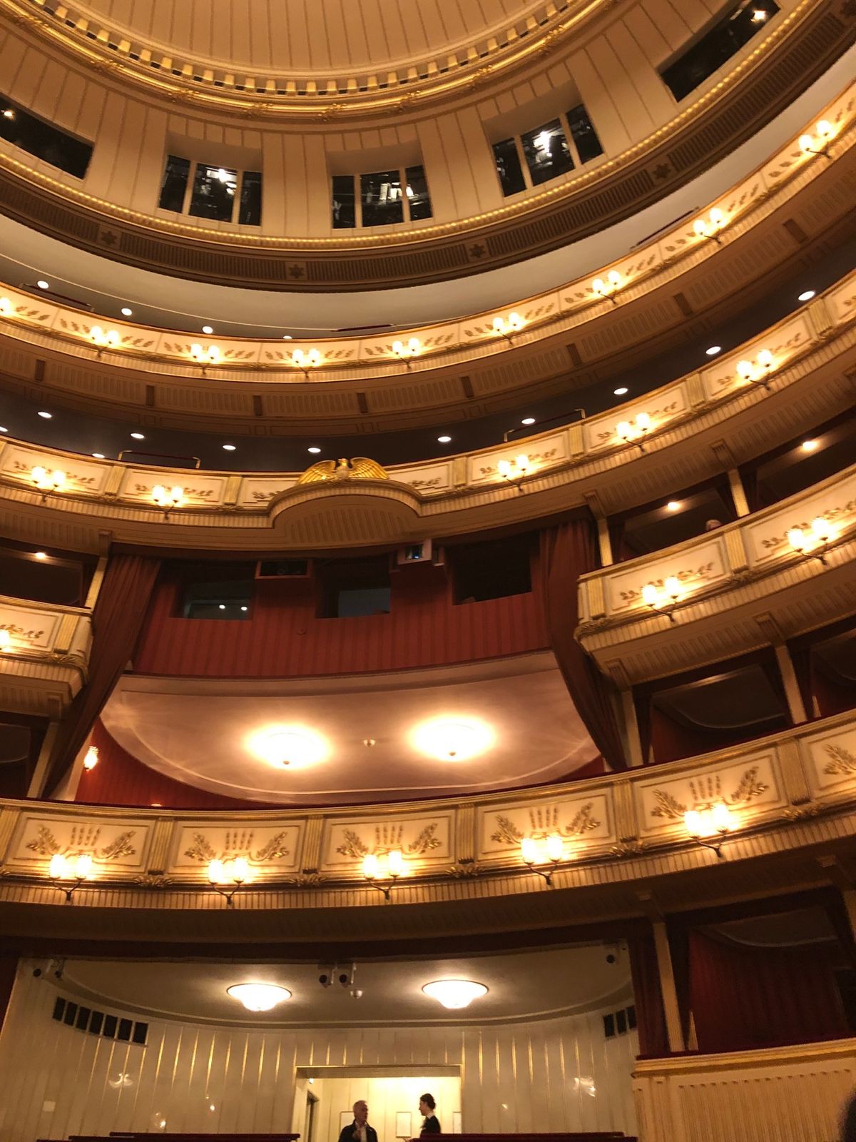 4日目、ウィーン市内観光！
朝からホテル・ザッハーへ。結構並んでいたので朝...