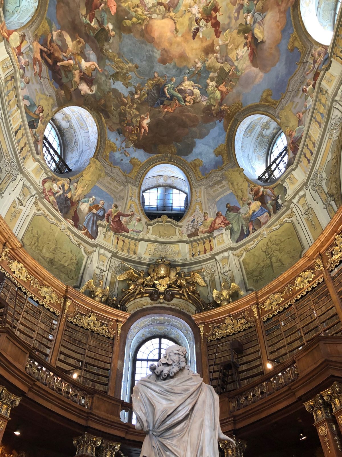 オペラ座の後、ホーフブルク宮殿へ。
まずは国立図書館。
噂どおりの『美女と...