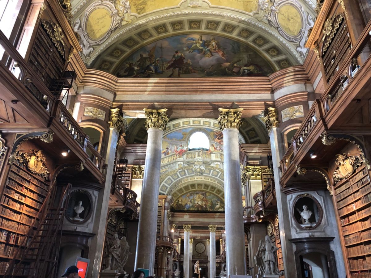 オペラ座の後、ホーフブルク宮殿へ。
まずは国立図書館。
噂どおりの『美女と...