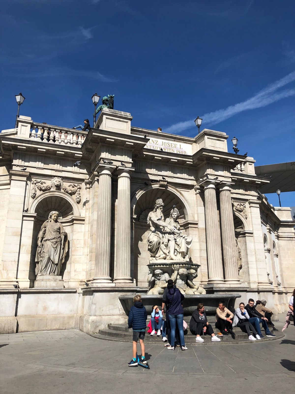 オペラ座の後、ホーフブルク宮殿へ。
まずは国立図書館。
噂どおりの『美女と...