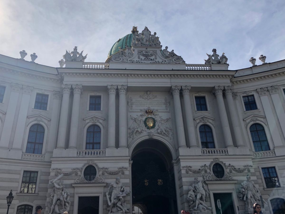 オペラ座の後、ホーフブルク宮殿へ。
まずは国立図書館。
噂どおりの『美女と...