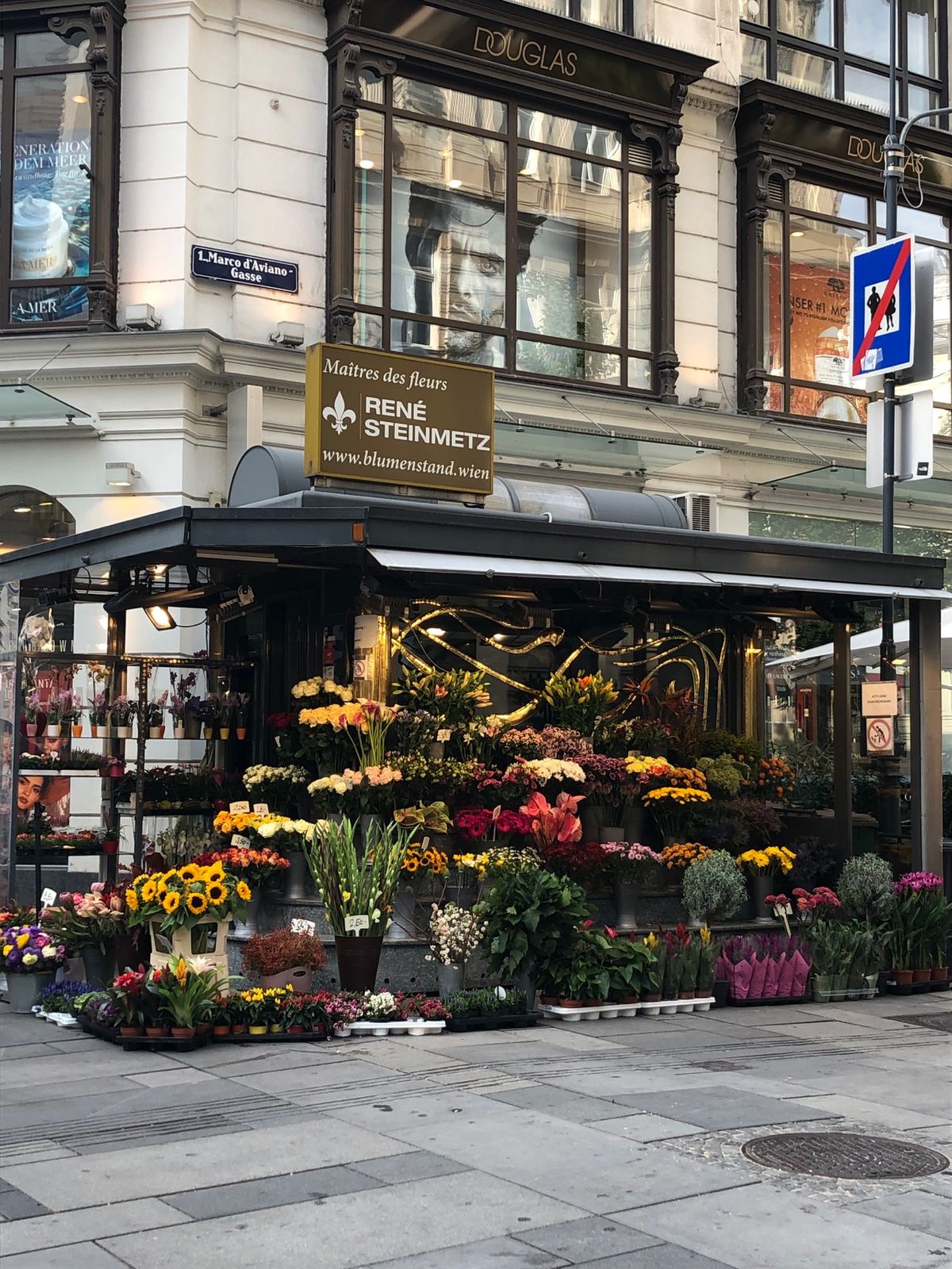 5日目はお買い物デー🛍
旧市街周辺を散策。
まずは日本人御用達免税店Wal...