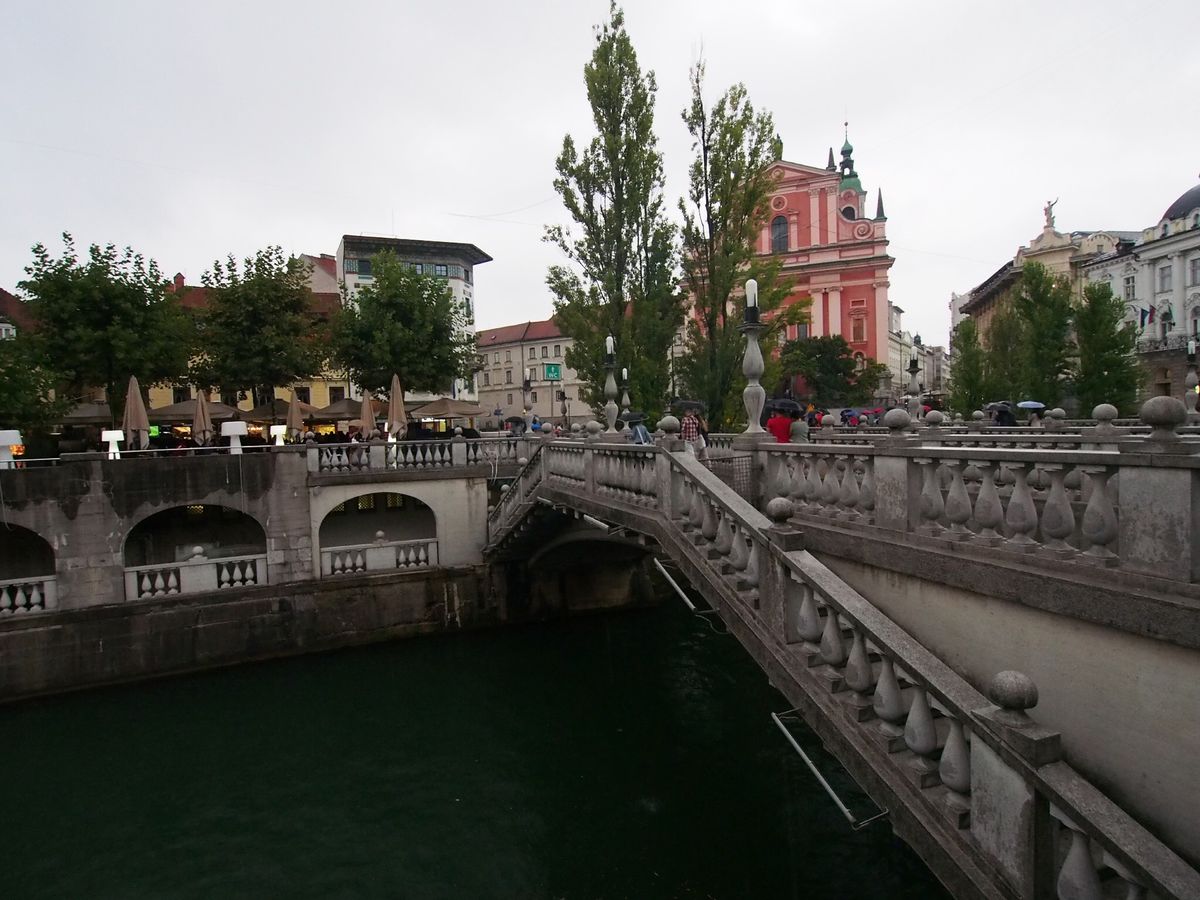 雨のリュブリャナは雰囲気があって素敵な街でした！