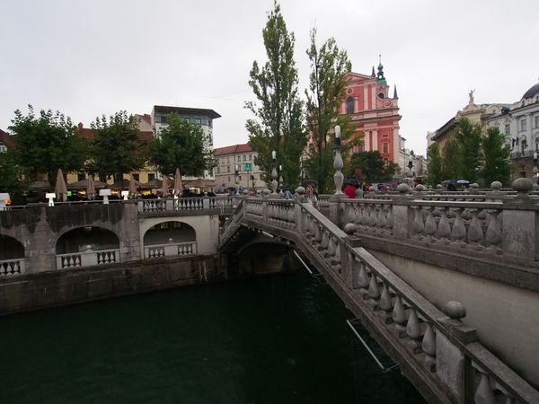 スロベニア・リュブリャナ「夏休み中欧旅行」の写真：雨のリュブリャナは雰囲気があって素敵な街...