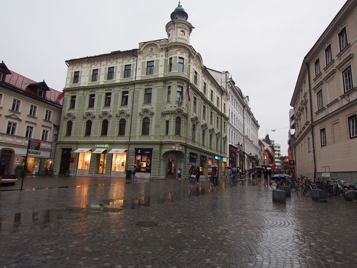雨のリュブリャナは雰囲気があって素敵な街でした！