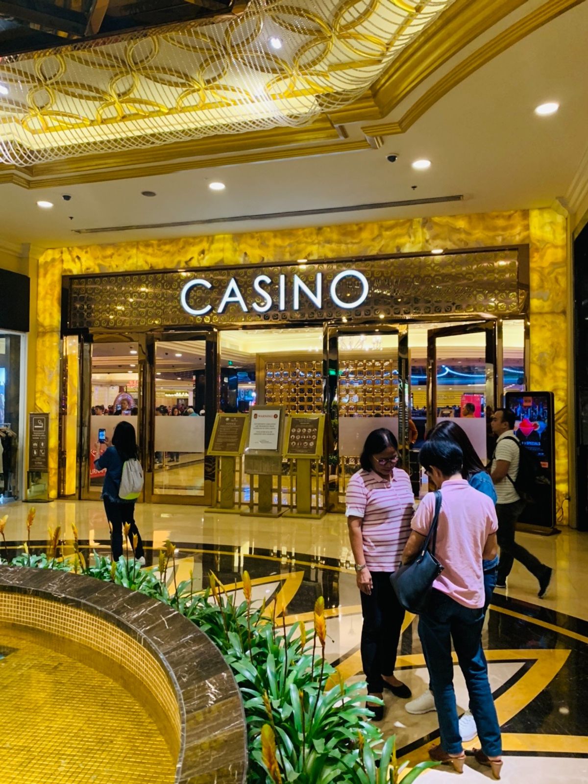 1枚目: ザ ヘンリーホテル
立地も良く値段も安いっ！！

2枚目:カジノ...