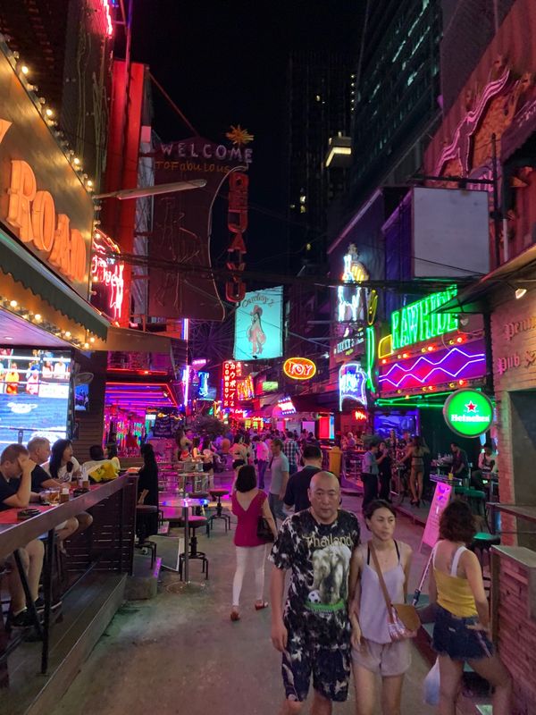 タイ・バンコク「毎年恒例の仮装しての水掛祭り」の写真：1枚目:ソイカウボーイ
2枚目:s2o ...