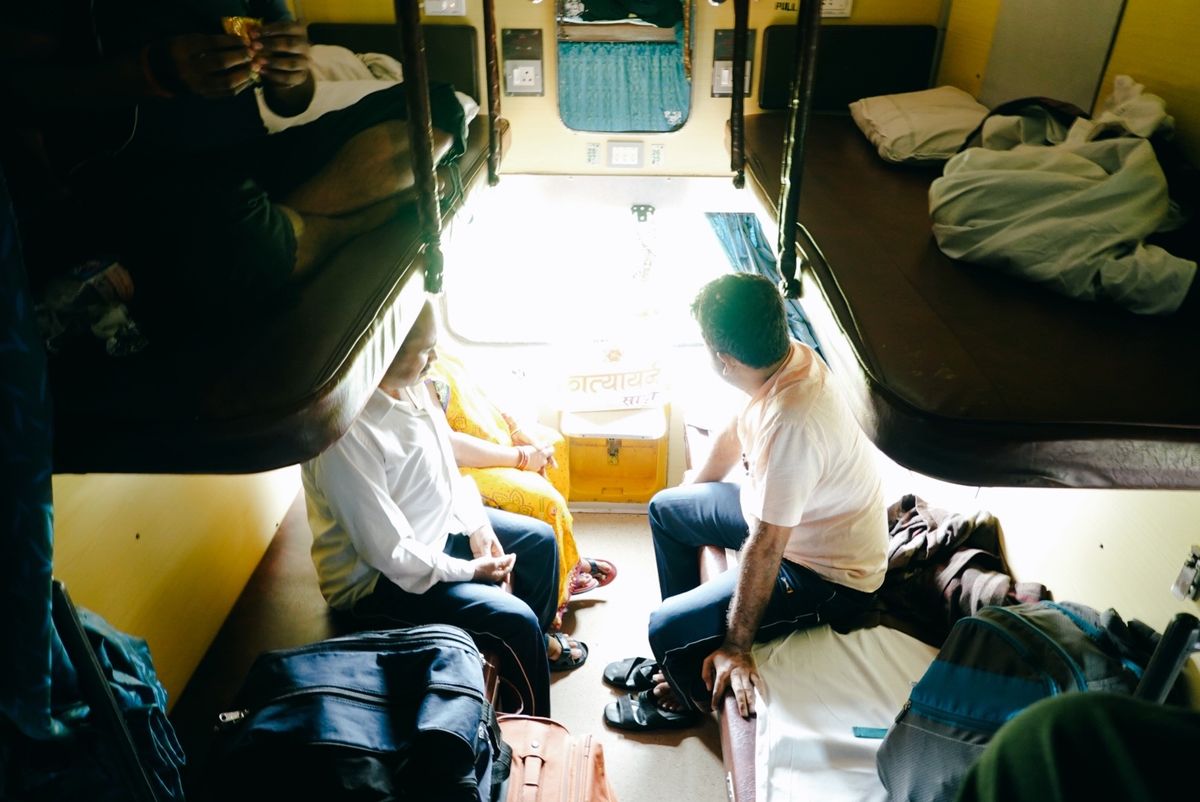 寝台列車に乗ってデリーからブッダガヤへ🚃
インドの電車は遅れるで有名。4時...