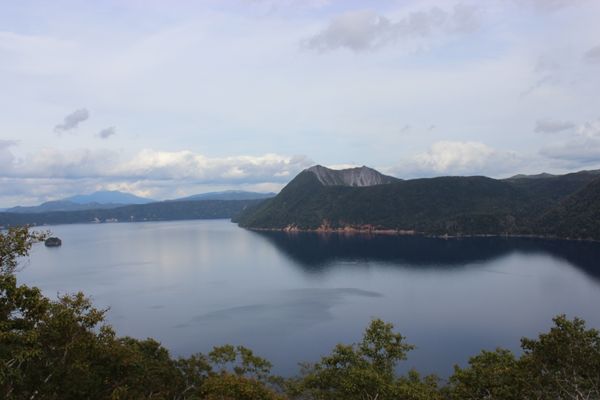 日本・知床「北海道 知床 阿寒・摩周湖の旅」の写真：摩周湖
可愛らしいリスとの出会い