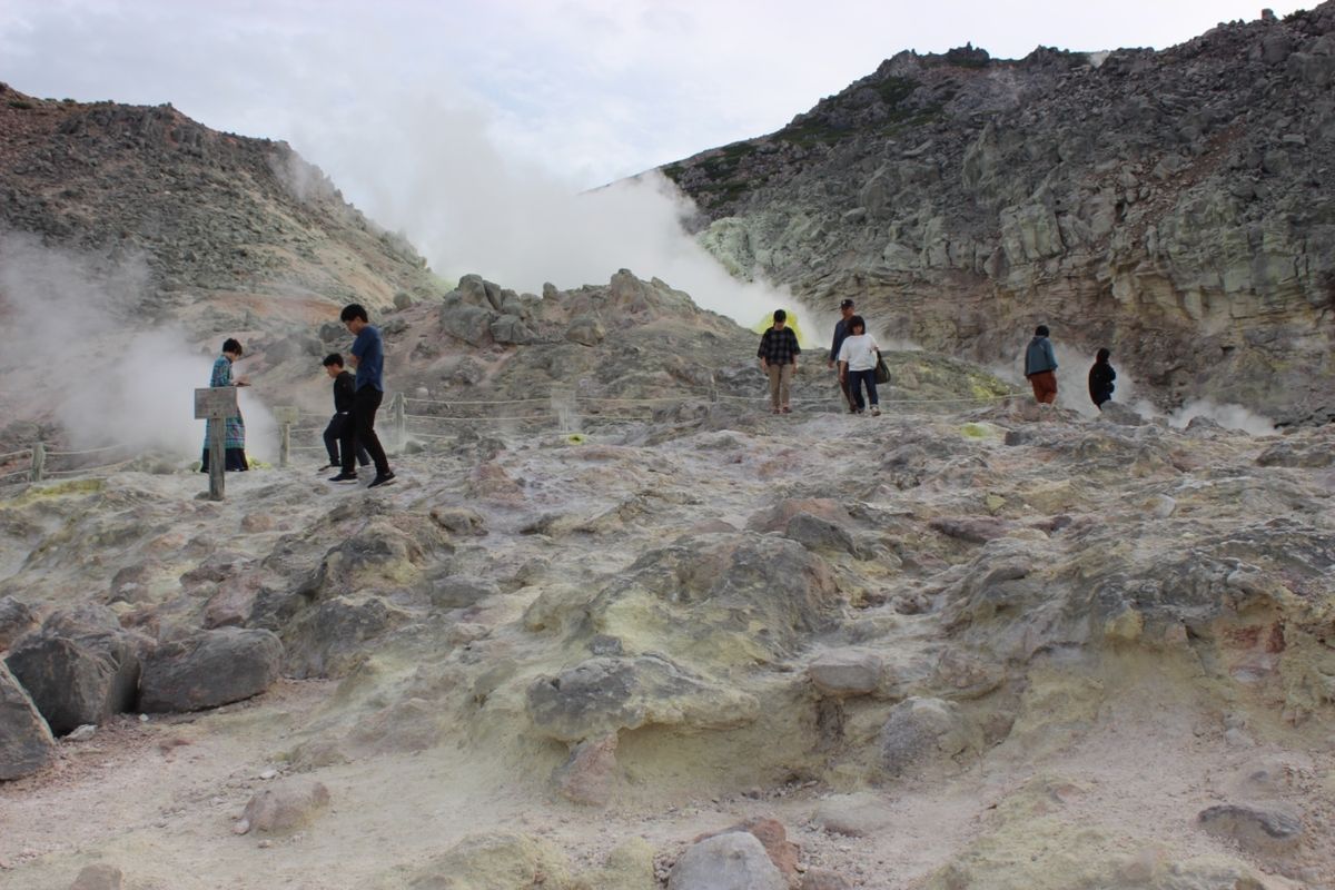 硫黄山
神秘的な黄色の山