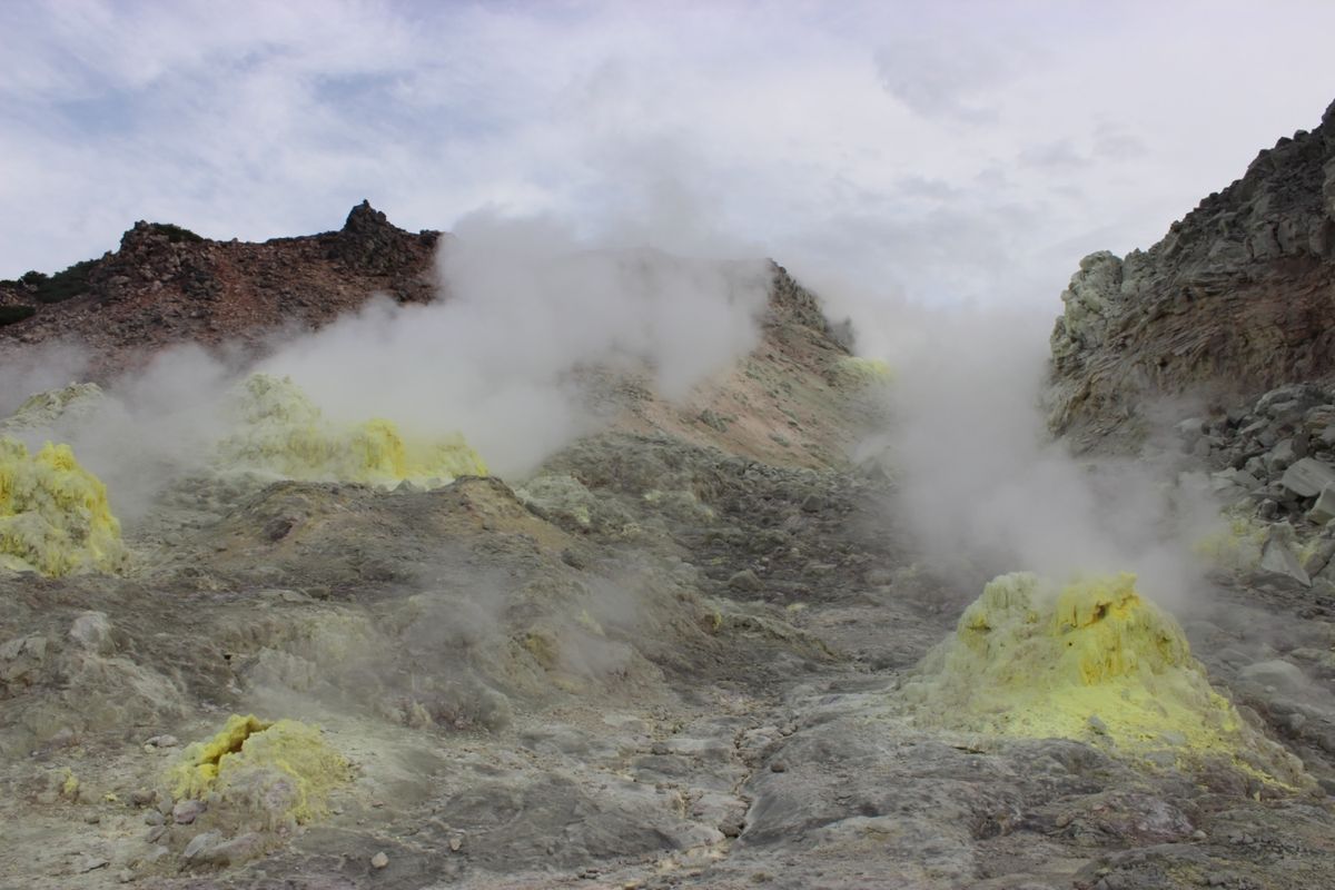 硫黄山
神秘的な黄色の山