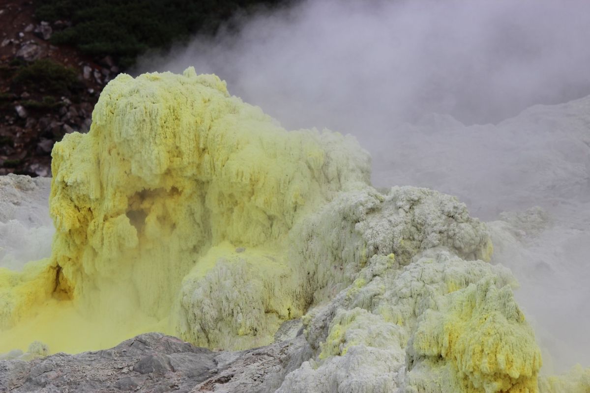 硫黄山
神秘的な黄色の山