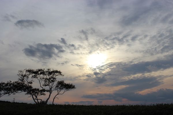 日本・知床「北海道 知床 阿寒・摩周湖の旅」の写真：美幌峠と屈斜路湖
大地に沈む夕陽がきれい