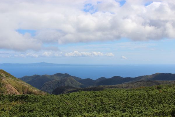 日本・知床「北海道 知床 阿寒・摩周湖の旅」の写真：知床峠
国後島がすぐそこに