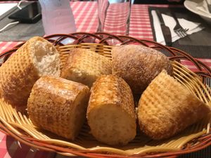 ホーチミングルメ
フォーとフランス料理
パンが美味しい