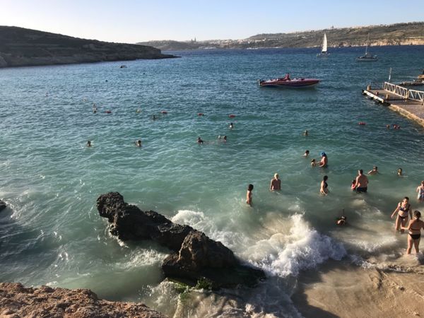 マルタ・マルタ島「マルタ島で古きヨーロッパを感じる旅」の写真：船が浮かんで見えることで有名なコミノ島。...