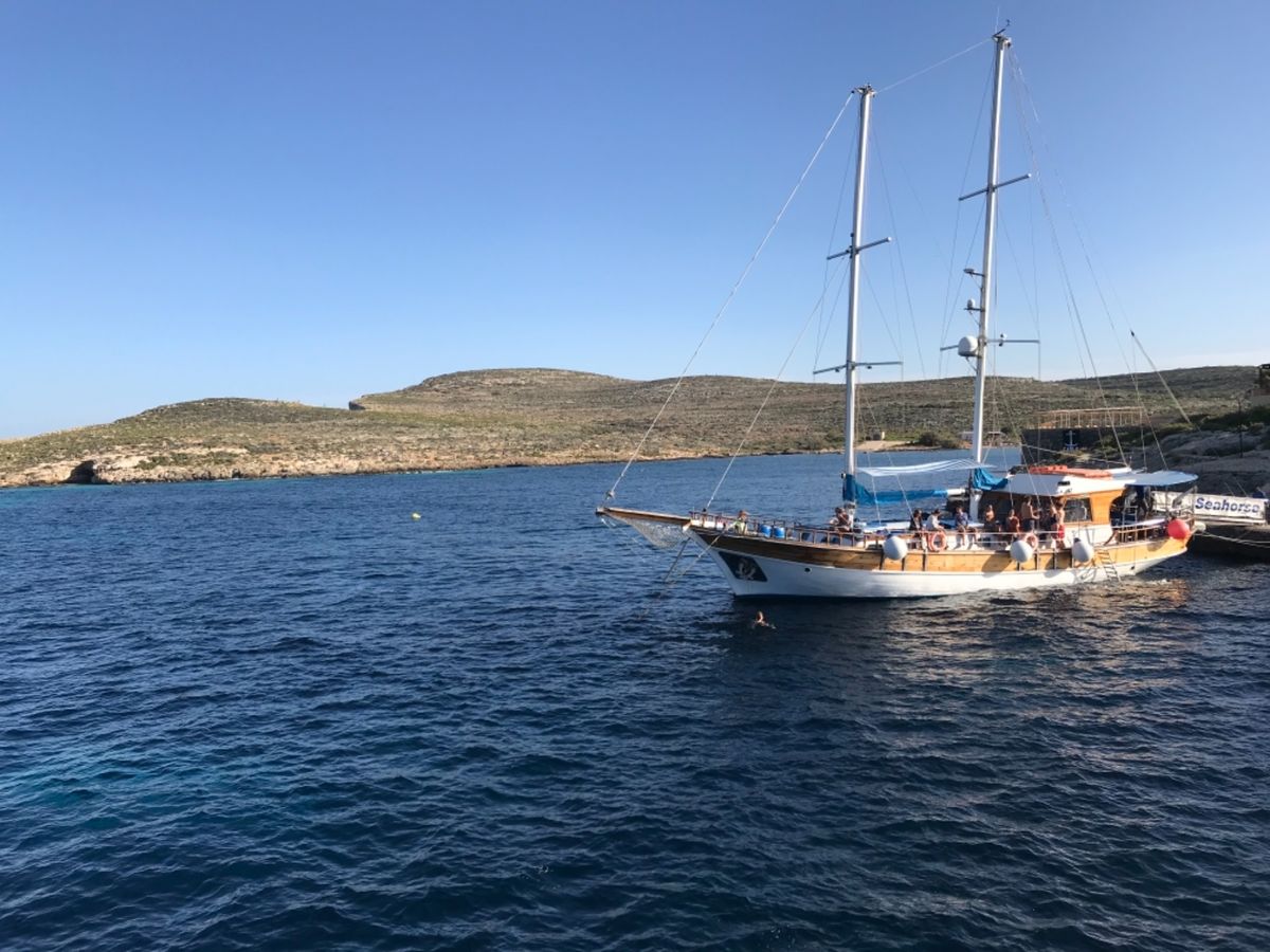 船が浮かんで見えることで有名なコミノ島。
残念ながら夕暮れ近かったからか、...