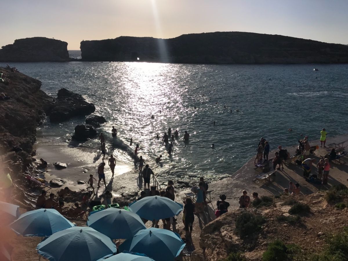 船が浮かんで見えることで有名なコミノ島。
残念ながら夕暮れ近かったからか、...