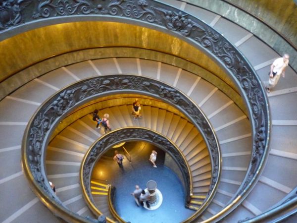 聖庁 (バチカン市国)「徒歩でバチカン市国へ。」の写真