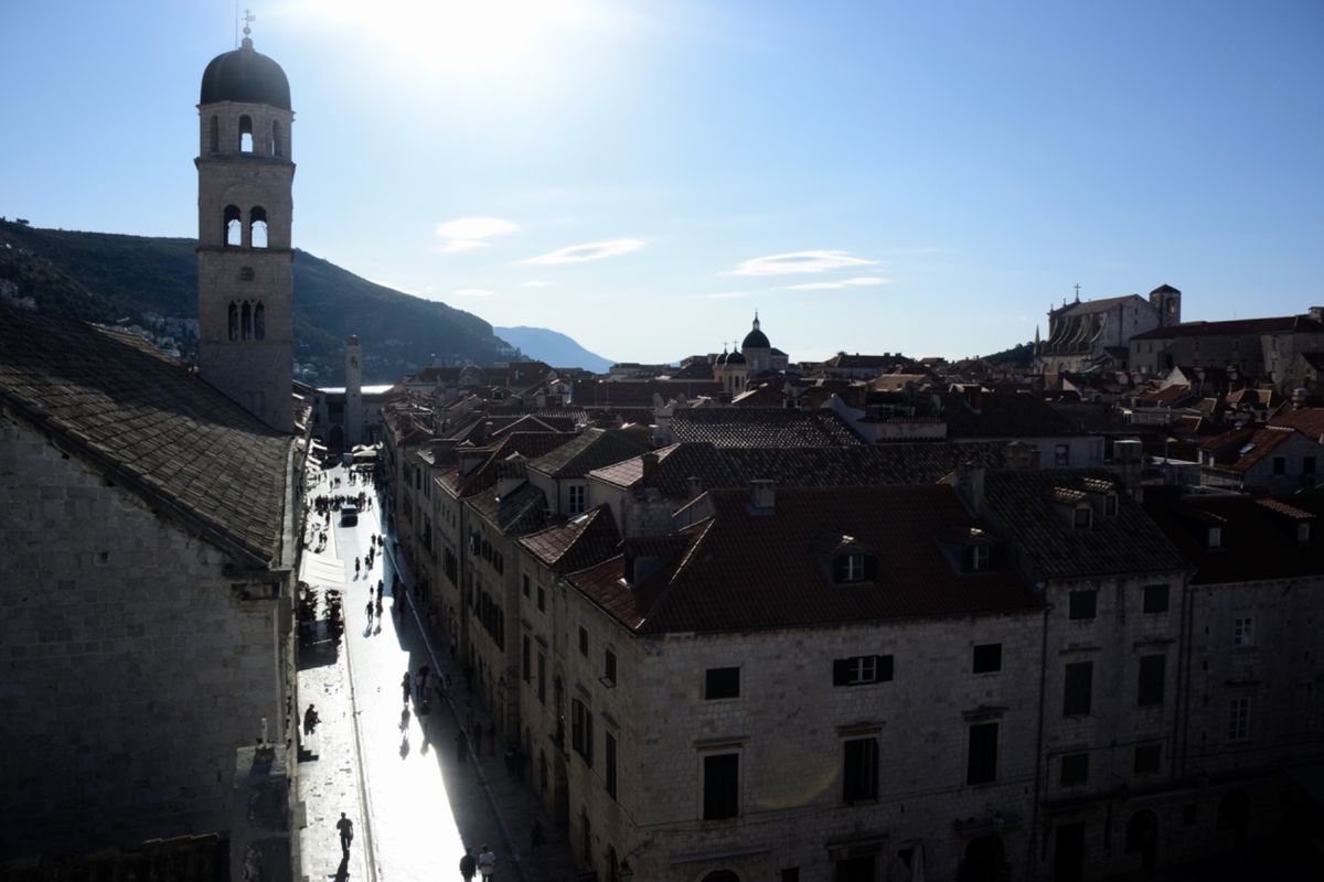 朝一にドゥヴロブニク城壁を一周して空中散歩！その後は、スルジ山を行きはロー...