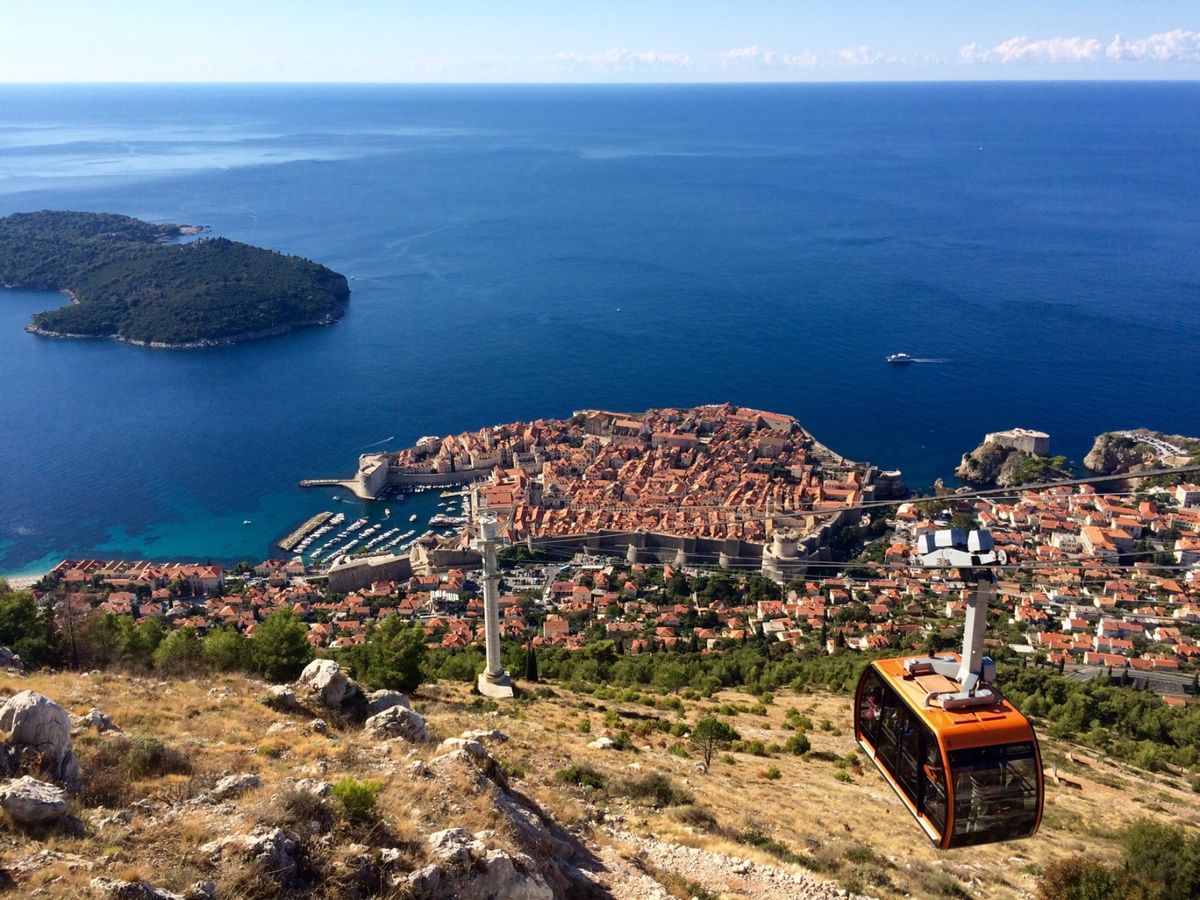 朝一にドゥヴロブニク城壁を一周して空中散歩！その後は、スルジ山を行きはロー...