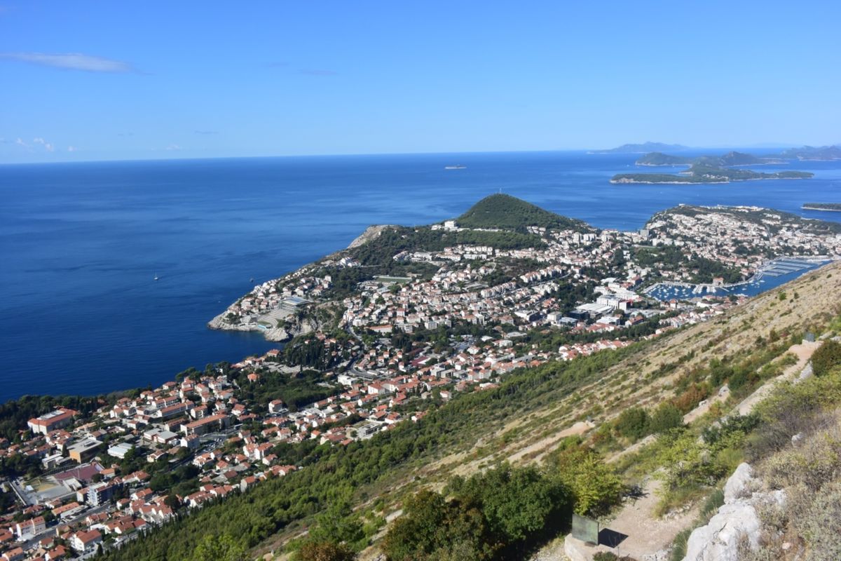 朝一にドゥヴロブニク城壁を一周して空中散歩！その後は、スルジ山を行きはロー...