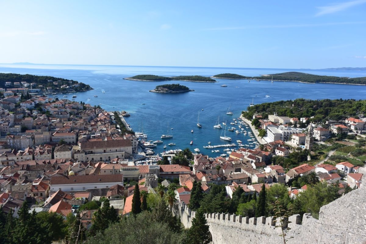ドゥブロブニクから、ヤドロリニアのフェリーで、ムリェト島、コルチュラ島を経...