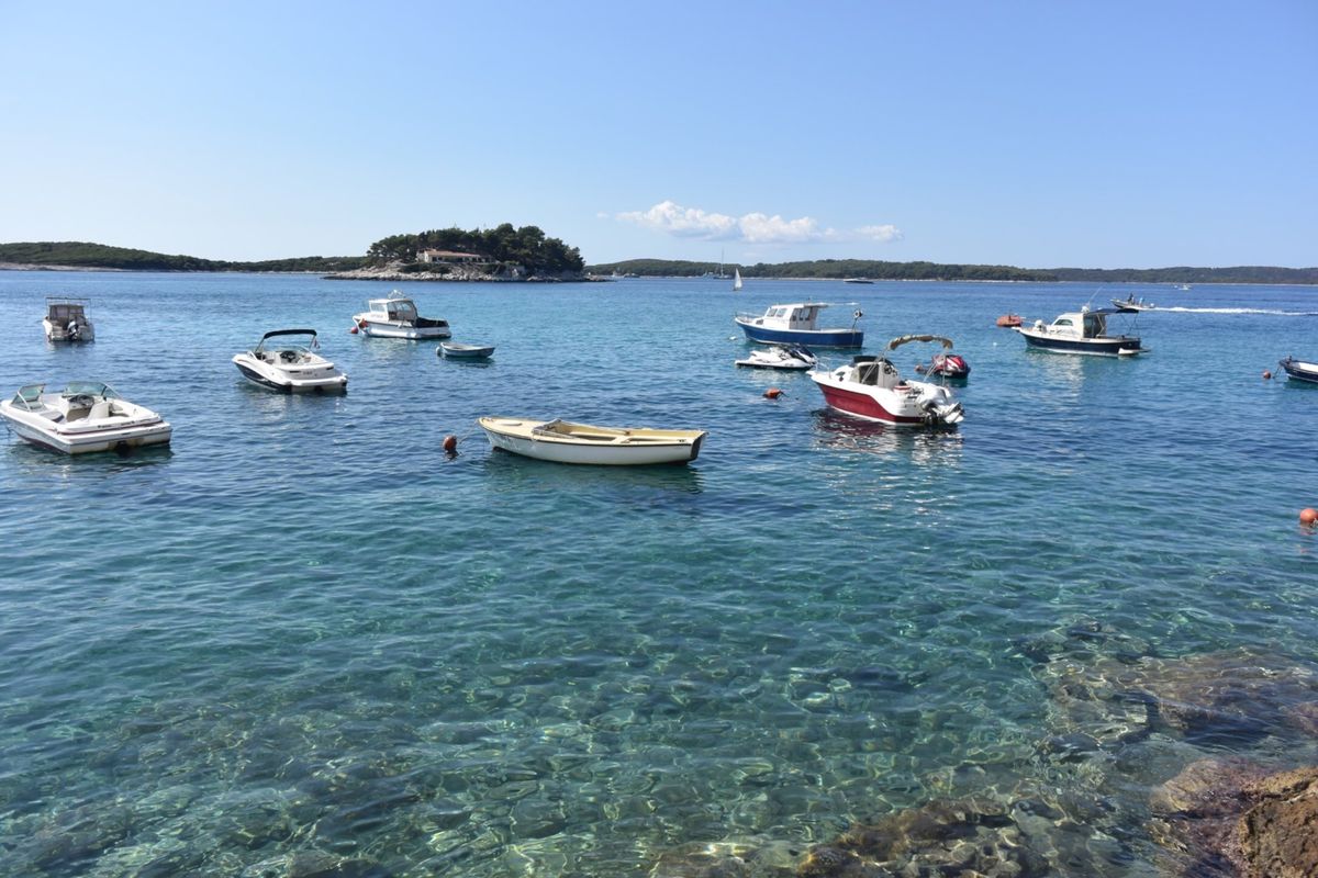 ドゥブロブニクから、ヤドロリニアのフェリーで、ムリェト島、コルチュラ島を経...