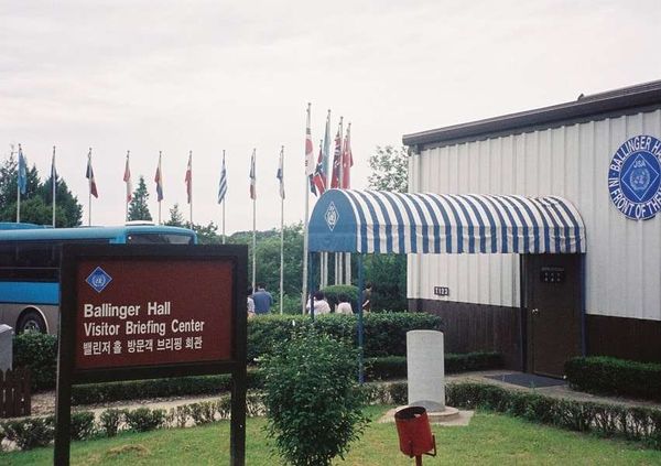 大韓民国 (韓国)・ソウル「2003年 韓国 軍事境界線～朝鮮戦争の爪痕と反日教育の前線を見る」の写真：板門店の国連軍軍事基地、キャンプ・ボニフ...