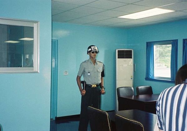 大韓民国 (韓国)・ソウル「2003年 韓国 軍事境界線～朝鮮戦争の爪痕と反日教育の前線を見る」の写真：軍事停戦委員会本会議場内と警備する韓国軍兵士