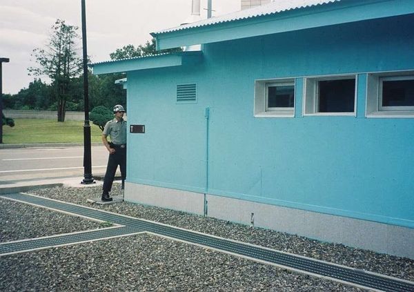 大韓民国 (韓国)・ソウル「2003年 韓国 軍事境界線～朝鮮戦争の爪痕と反日教育の前線を見る」の写真：軍事停戦委員会本会議場。身動きひとつしない。