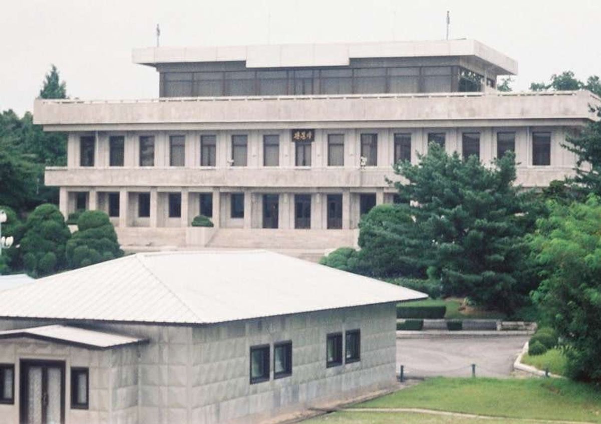 板門店の北朝鮮側、板門閣。
2年後の2005年、北朝鮮板門閣側からここに訪...
