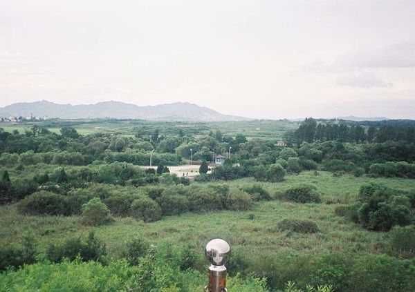大韓民国 (韓国)・ソウル「2003年 韓国 軍事境界線～朝鮮戦争の爪痕と反日教育の前線を見る」の写真：板門店から見た帰らざる橋。
1976年北...