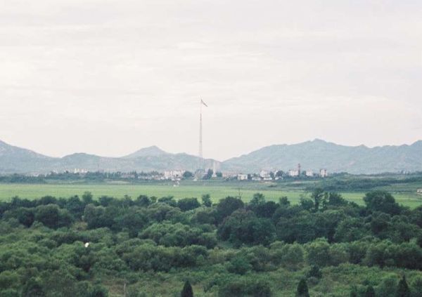 大韓民国 (韓国)・ソウル「2003年 韓国 軍事境界線～朝鮮戦争の爪痕と反日教育の前線を見る」の写真：大きなスピーカーがあり、2004年まで南...