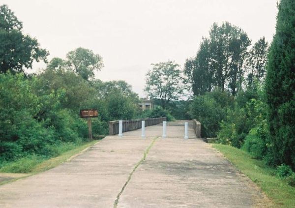 大韓民国 (韓国)・ソウル「2003年 韓国 軍事境界線～朝鮮戦争の爪痕と反日教育の前線を見る」の写真：帰らざる橋と呼ばれる、沙川橋。
朝鮮戦争...
