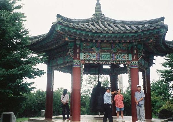 大韓民国 (韓国)・ソウル「2003年 韓国 軍事境界線～朝鮮戦争の爪痕と反日教育の前線を見る」の写真：常勝閣
北朝鮮まで音が聞こえる鐘。