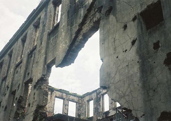 大韓民国 (韓国)・ソウル「2003年 韓国 軍事境界線～朝鮮戦争の爪痕と反日教育の前線を見る」の写真：朝鮮戦争の爪痕が残されている
朝鮮労働党舎