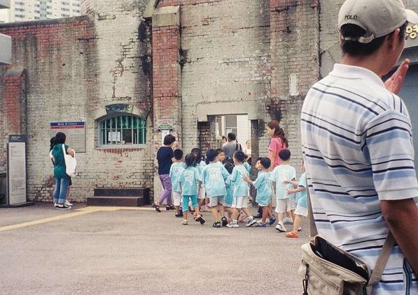 大韓民国 (韓国)・ソウル「2003年 韓国 軍事境界線～朝鮮戦争の爪痕と反日教育の前線を見る」の写真：幼稚園児？の団体が反日教育のため？に団体...