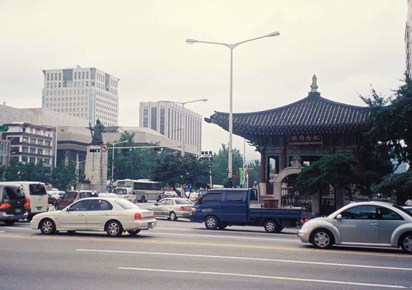 大韓民国 (韓国)・ソウル「2003年 韓国 軍事境界線～朝鮮戦争の爪痕と反日教育の前線を見る」の写真：光化門広場
李舜臣像

