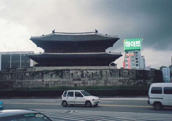 大韓民国 (韓国)・ソウル「2003年 韓国 軍事境界線～朝鮮戦争の爪痕と反日教育の前線を見る」の写真：興仁之門