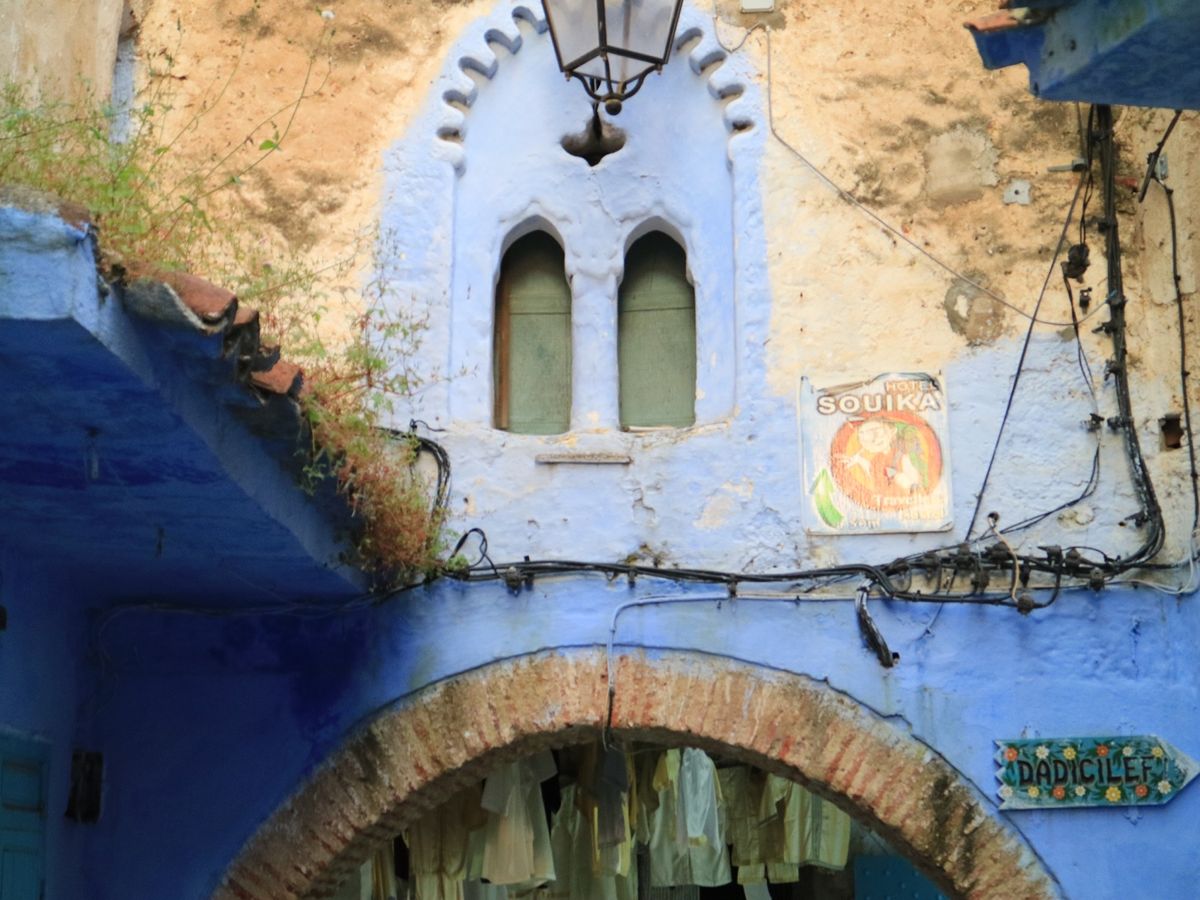 まずは青の街シャウエン。思った以上の青色。予約したゲストハウスに辿り着くの...