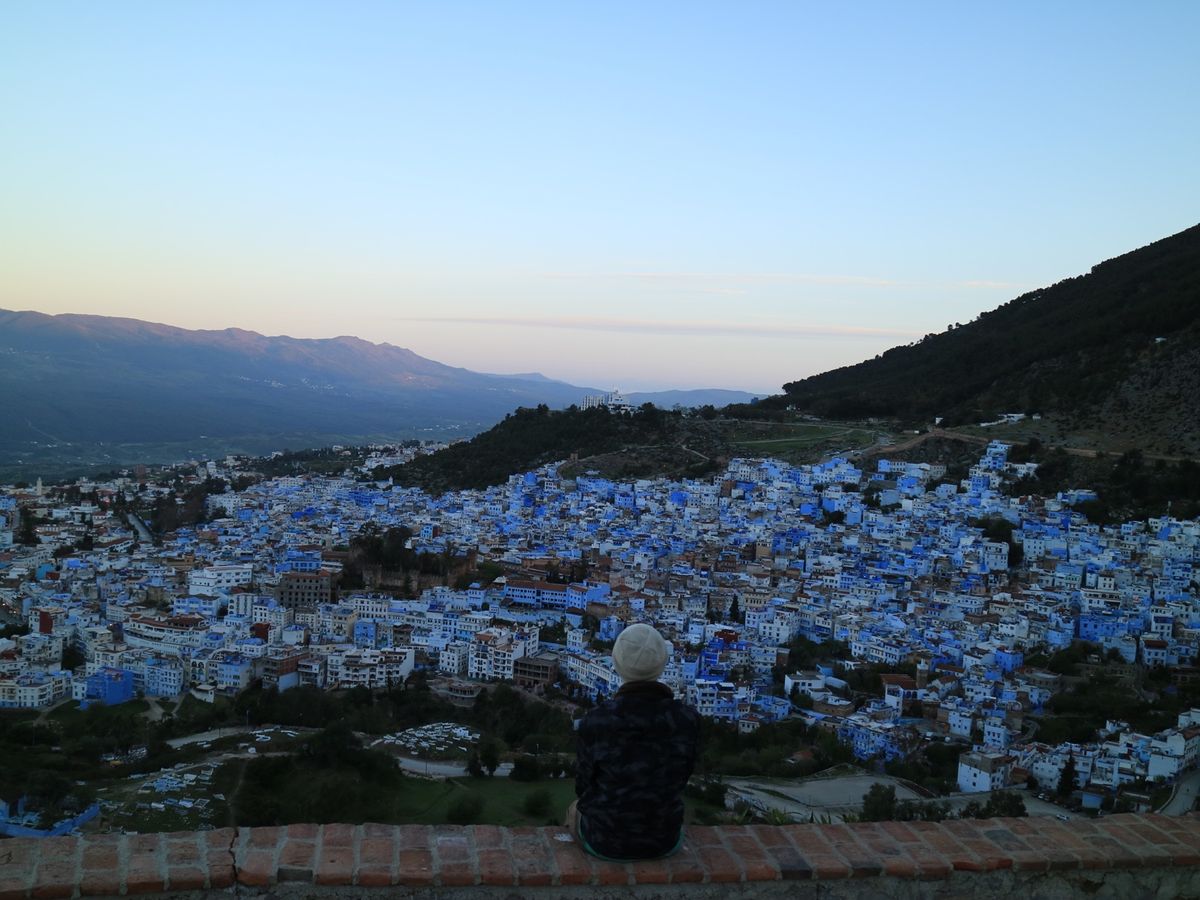 まずは青の街シャウエン。思った以上の青色。予約したゲストハウスに辿り着くの...