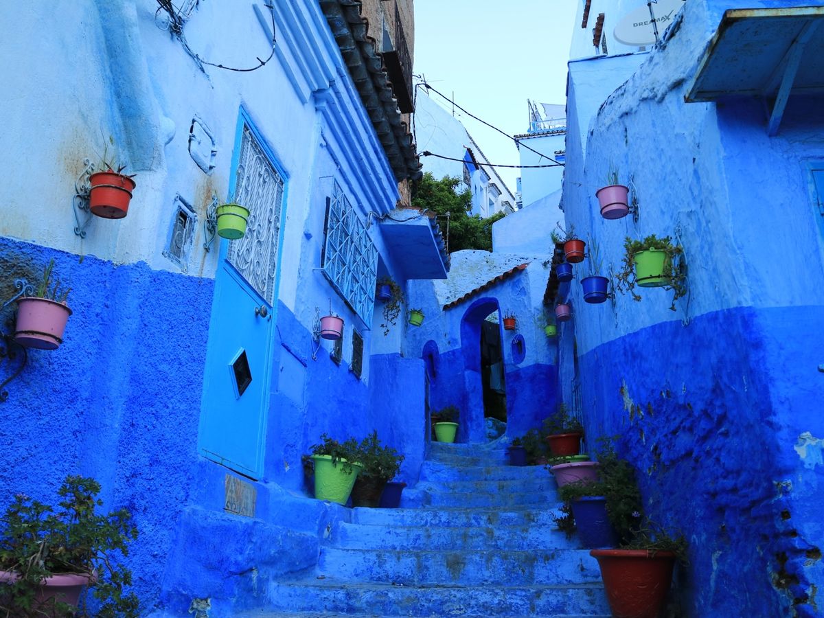 まずは青の街シャウエン。思った以上の青色。予約したゲストハウスに辿り着くの...