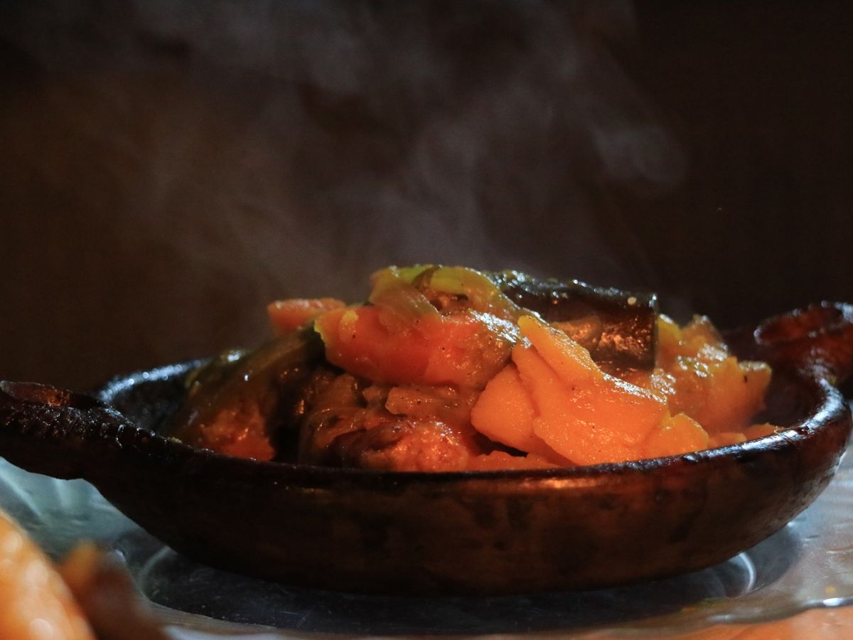 シャウエンではお酒があまり無くて飲まなかった。かわりに暖かいミントティーを...